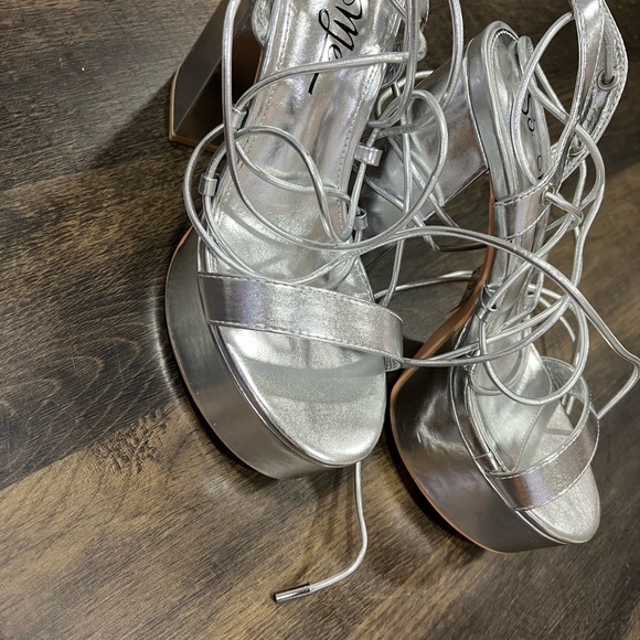 Metallic lace up block heels sz 8 - Picture 3 of 4